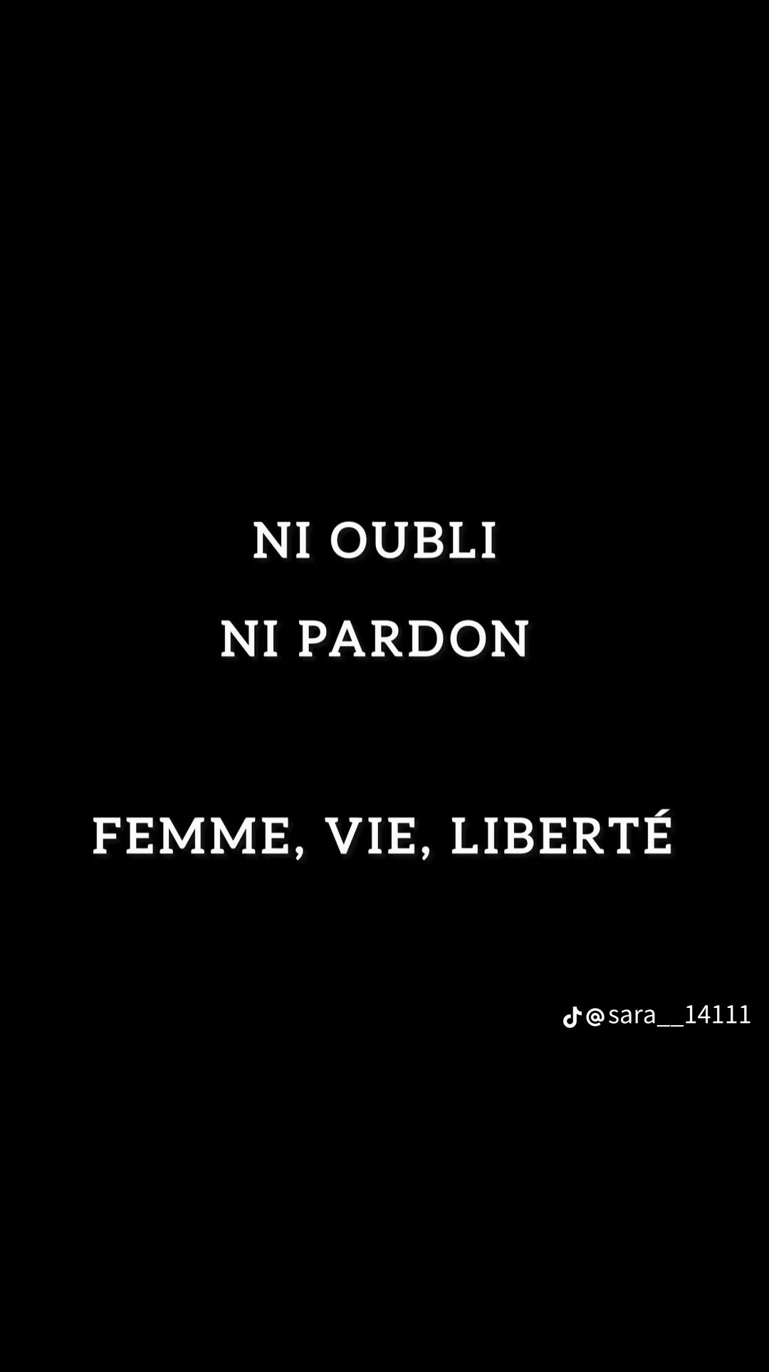 Carton noir, typographie blanche : NI OUBLI, NI PARDON. FEMME, VIE, LIBERTÉ.