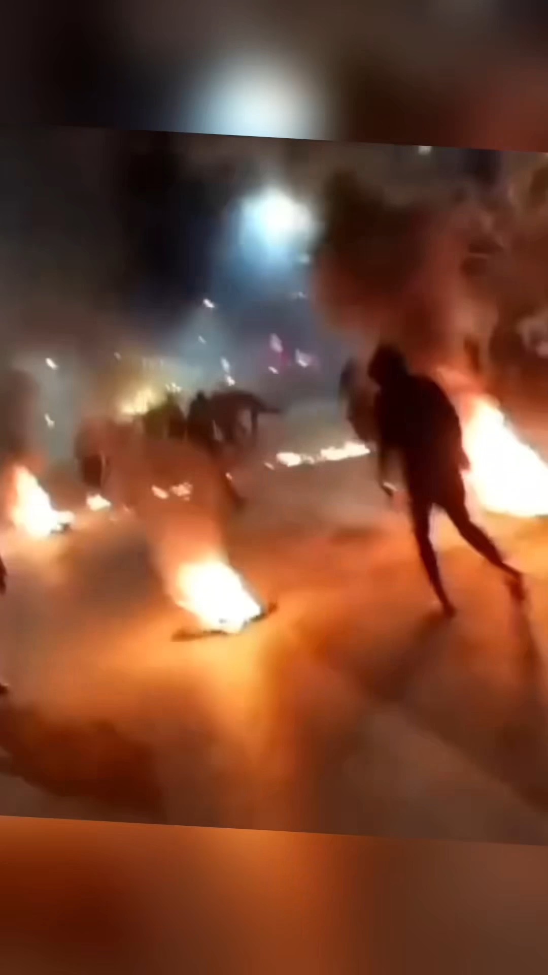 Manifestants Gard e Javidan dans la nuit, feux et courage — Bloody January