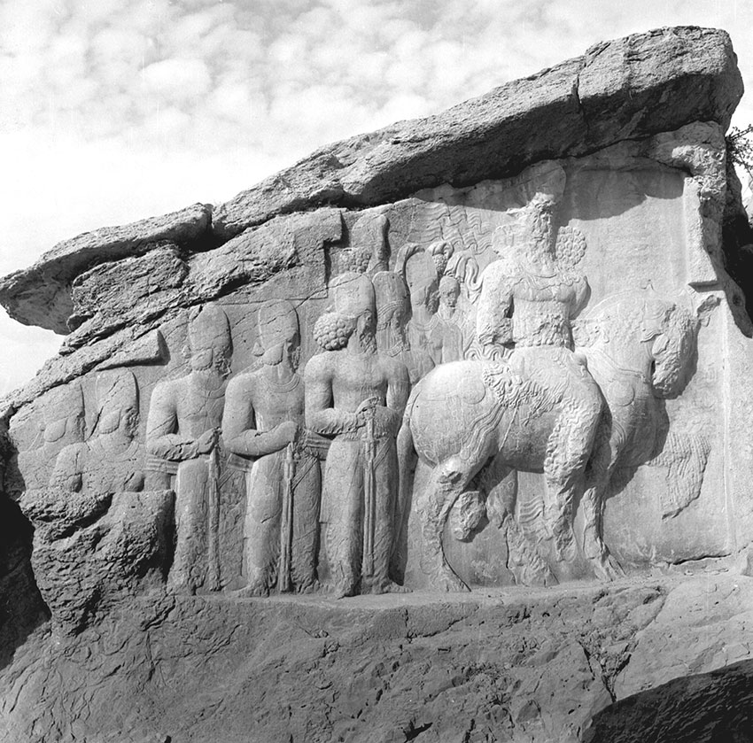 Bas-relief de Shâpur I<sup>er</sup> — Naqsh-e Rostam, époque sassanide » loading= »lazy » /><figcaption>Bas-relief de Shâpur I<sup>er</sup> — Naqsh-e Rostam, époque sassanide</figcaption></figure>
<figure class=