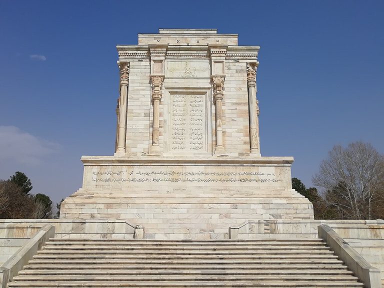 « Si l&rsquo;Iran n&rsquo;est plus, que mon corps ne soit plus » — Ferdowsi